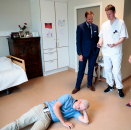 På Bjønnesåsen bo- og aktivitetssenter på Nøtterøy fikk Kronprinsparet demonstrert omsorgsteknologi - som sensorer i gulvet som varsler pleierne dersom en av beboerne skulle falle på rommet sitt. Foto: Lise Åserud, NTB scanpix